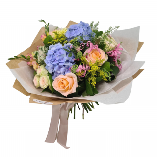 Armonie Pastelata buchet de flori Olla din Hortensia albastra si mix de Flori pastel