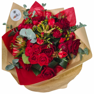 Buchet de flori Olla din Trandafiri rosii premium si frezii
