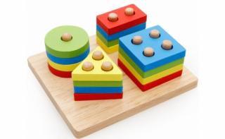 Joc de tip Montessori - Sortator cu 4 forme geometrice