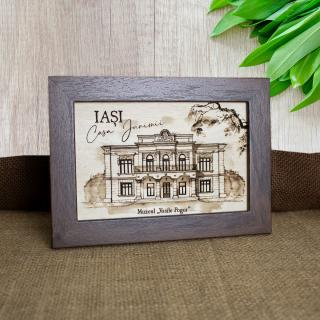Tablou suvenir din lemn, gravat, Casa Junimii Iasi (Muzeul Vasile Pogor), dimensiune 10 15, rama inclusa