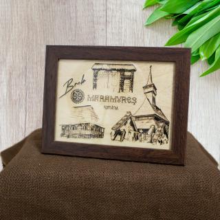 Tablou suvenir din lemn, gravat, Maramures (turla biserica traditionala), dimensiune 10 x15 cm, rama inclusa