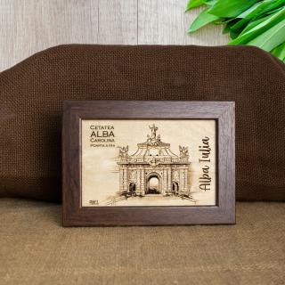 Tablou suvenir din lemn, gravat, Poarta a III-a, Cetatea Alba Carolina, Alba Iulia, dimensiune 10 15 cm, rama inclusa