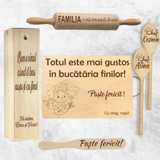 Set Cadou Paste pentru Fini ,   Personalizat cu Cutie pentru Sticla de Vin, Tocator, Sucitor si Linguri din Lemn
