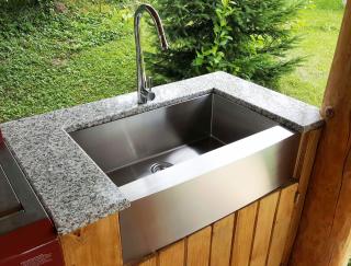 Chiuveta bucatarie inox cu front vizibil CookingAid FARMHOUSE Apron Large Workstation cu scurgator vase paste fructe, gratar rulabil inox, dozator sapun, tocator Sapele si accesorii montaj Farmhouse
