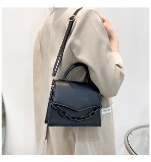 Geanta mica Neagra, de Umar din Piele Ecologica, accesorizata cu lant