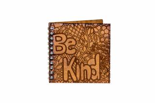 Agenda 10x10 personalizata din lemn cu mesaj : Be kind!