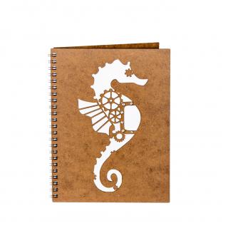 Agenda A5 personalizata din lemn cu calut de mare mecanic