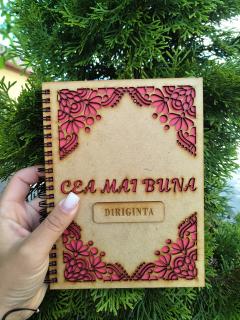 Agenda A5 personalizata din lemn cu mesaj   Cea mai buna diriginta   cu hartie colorata