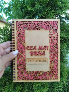 Agenda A5 personalizata din lemn cu mesaj   Cea mai buna educatoare   cu hartie colorata si model floral