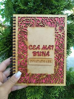 Agenda A5 personalizata din lemn cu mesaj   Cea mai buna invatatoare   cu hartie colorata si model floral