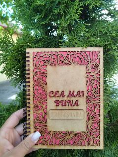 Agenda A5 personalizata din lemn cu mesaj   Cea mai buna profesoara   cu hartie colorata si model floral