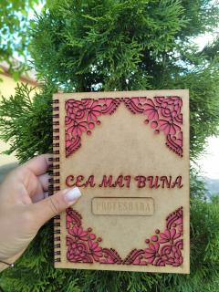 Agenda A5 personalizata din lemn cu mesaj   Cea mai buna profesoara   cu hartie colorata