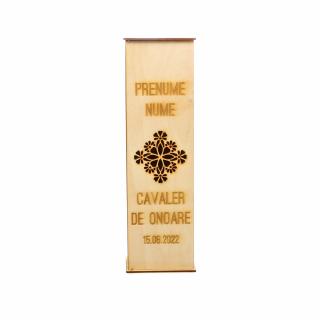 Cutie de vin personalizata pentru cavaler de onoare cu model central