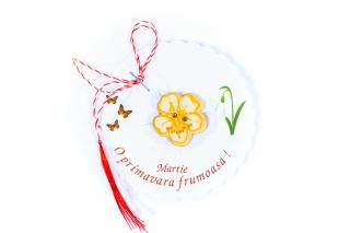 Martisor-brosa cu o floricica galbena