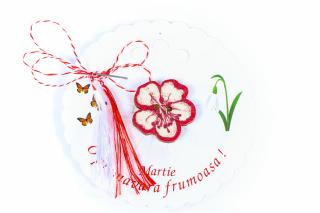 Martisor-brosa cu o floricica rosie