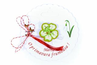 Martisor-brosa cu o floricica verde