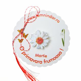 Martisor-brosa cu o margareta alb cu centru portocaliu