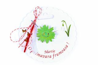 Martisor-brosa cu o margareta verde