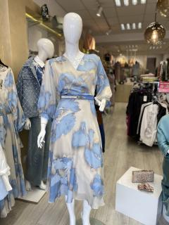 Rochie satin- bej cu bleu