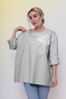 Bluza gri deschis din jerseu de bumbac cu aplicatie floare cu dantela si perlute albe