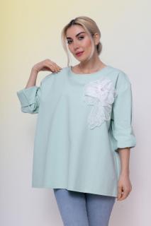 Bluza verde menta din jerseu cu aplicatie floare cu dantela si perlute albe
