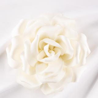Brosa floare alba ivory satinata cu diametru de 15 cm, cu clips pentru par