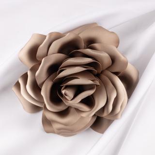 Brosa floare bej inchis satinata cu diametru de 15 cm, cu clips pentru par