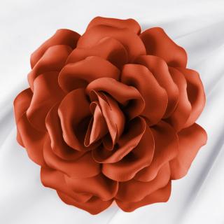 Brosa floare caramizie satinata cu diametru de 15 cm, cu clips pentru par