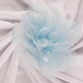 Brosa floare din organza creponata cu diametru de 20 cm, cu clips pentru par, bleu