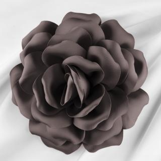 Brosa floare gri inchis cu diametru de 15 cm, cu clips pentru par