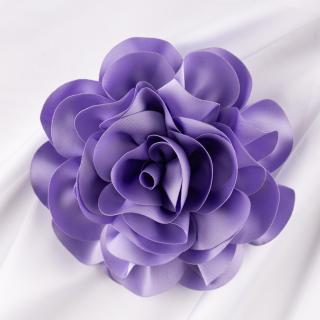 Brosa floare lila satinata cu diametru de 15 cm, cu clips pentru par