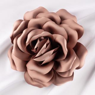 Brosa floare roz prafuit satinata cu diametru de 15 cm, cu clips pentru par