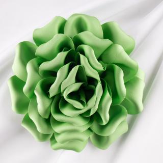 Brosa floare verde deschis satinata cu diamtetru de 15 cm, cu clips pentru par