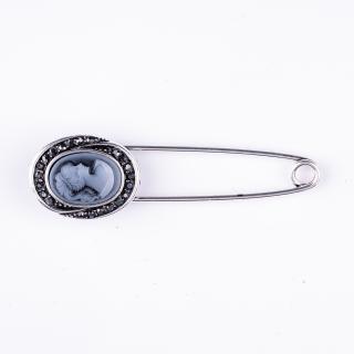 Brosa metalica argintie cu camee si pietricele alb-argintii, tip ac, cu aspect retro