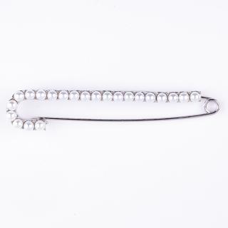 Brosa metalica argintie tip ac cu perle sintetice albe