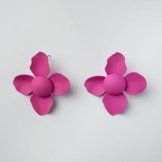 Cercei in forma de floare cu patru petale fucsia mat