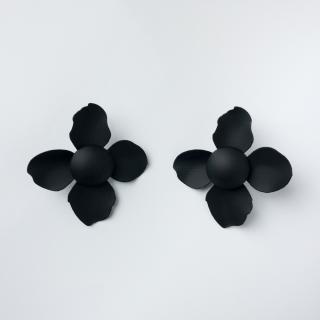 Cercei in forma de floare cu patru petale,negru mat