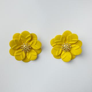 Cercei in forma de floare cu petale duble si auriu in mijloc, galbeni