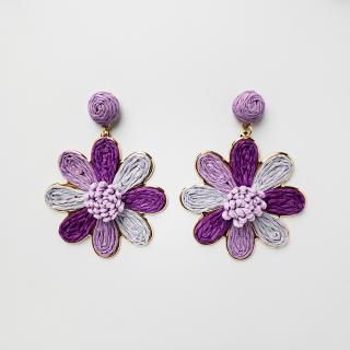 Cercei metalici aurii floare cu petale in nuante de mov si lila