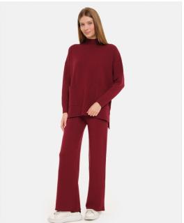 Compleu cu pantaloni si pulover cu gat semiinalt si buzunare, din  tricotaj fin, bordo