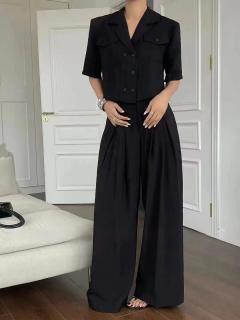 Compleu din vascoza cu bluza scurta tip sacou si pantaloni, negru