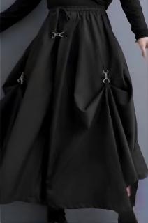 Fusta pantalon neagra, satinata, cu detalii metalice aplicate
