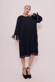 Rochie neagra plisata midi cu maneca dublata cu tull si dantela