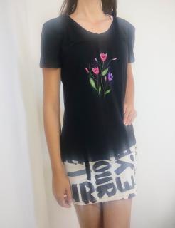 Tricou negru pictat manual cu lalele