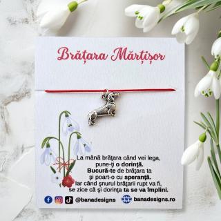 Bratara Martisor cu catel, cu snur rosu ajustabil BMT15