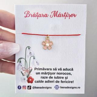 Bratara Martisor cu floare emailata roz si perluta, snur rosu ajustabil