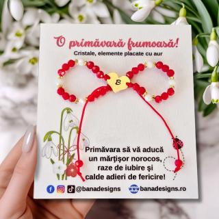 Bratara martisor cu inimioara cu initiala, cristale rosii si margele texturate placate cu aur de 18K
