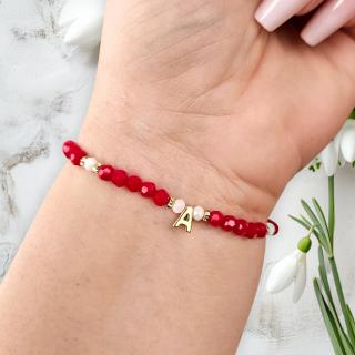 Bratara martisor cu initiala cristale rosii si margele texturate placate cu aur de 18K