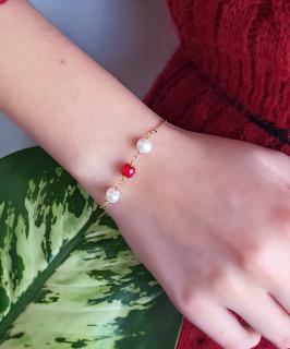 Bratara Martisor cu perle de cultura albe si coral rosu, placata cu aur BMT34