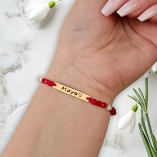 Bratara martisor cu placuta cu nume cristale rosii si margele texturate placate cu aur de 18K